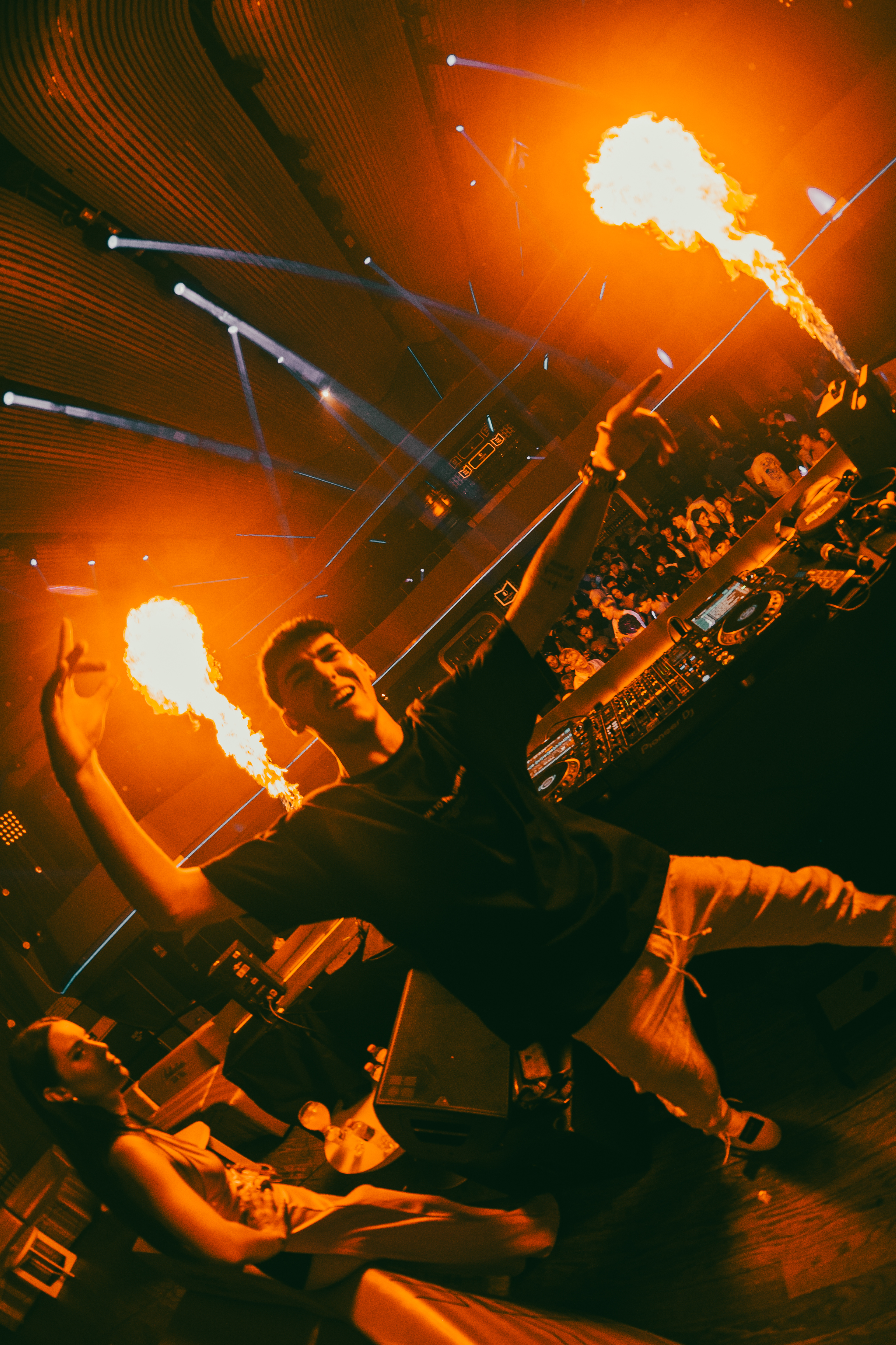 Jairo con fuego en el escenario